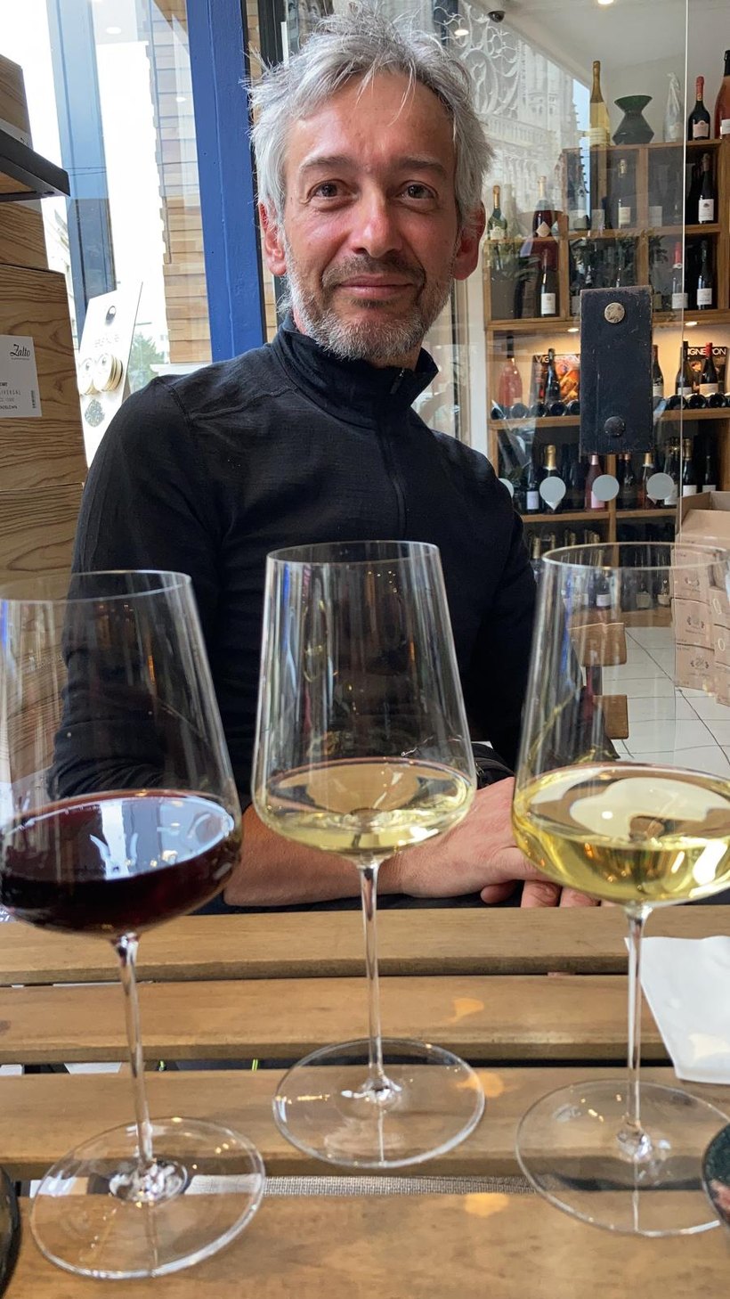 Roberto Frega a un banco d'assaggio con tre calici di vino
